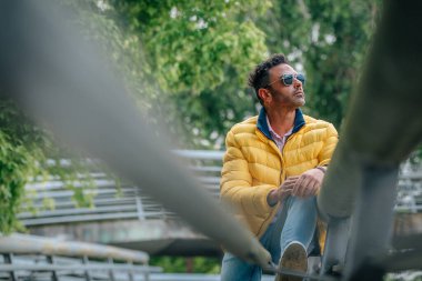 Sokak ortasında güneş gözlüklü İspanyol bir adam.