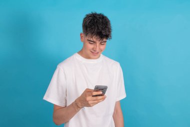 Cep telefonu olan izole bir genç.