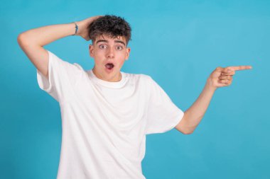 Arkaplanda izole edilmiş genç öğrenci