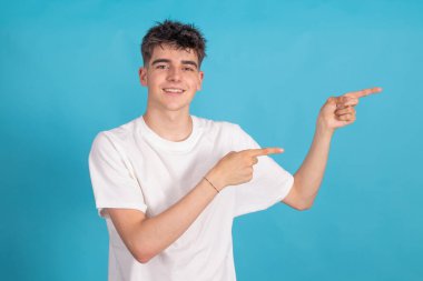 soyutlanmış genç adam renk arkaplanını gösteriyor