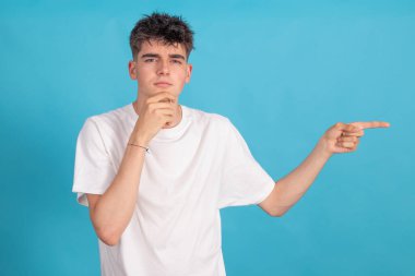 Arkaplanda izole edilmiş genç öğrenci