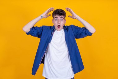 Çocuk şaşırmış bir ifadeyle arka planda izole edildi