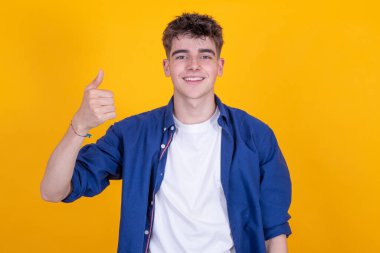 Tamam ya da onay işareti olan izole genç bir adam.