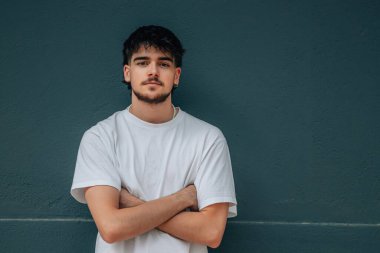 Sokak duvarında ciddi bir sakallı adamın portresi.