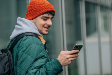 sırt çantası ve cep telefonu ile öğrenci