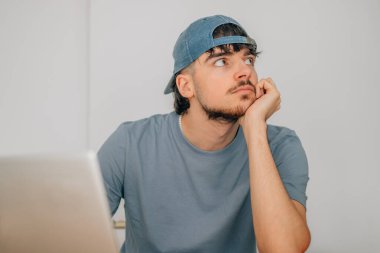 Bilgisayarlı öğrenci.