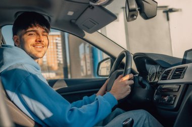 acemi ya da genç bir sürücü.