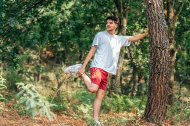 Çocuk spor yapıyor ya da dışarıda egzersiz yapıyor.