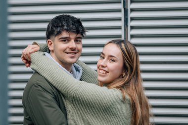 Sokakta samimi ya da sevecen genç bir çift var.