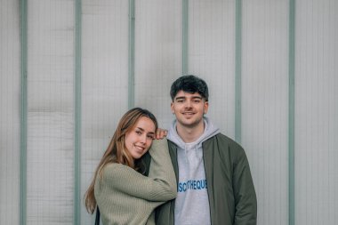 Sokaktaki genç çift.