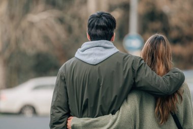 Sokakta sarılan genç ve romantik bir çift.