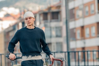 Sokaklarda bisikletli genç bir adam.