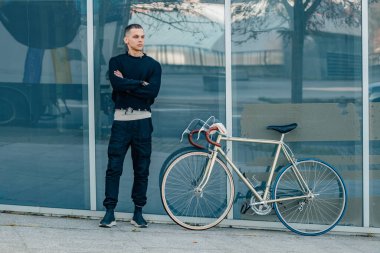 Sokaklarda bisikletli genç bir adam.