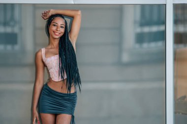 Yazın sokaktaki genç kadın