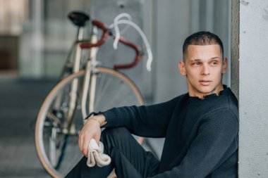 Sokakta bisikletli genç adamlar