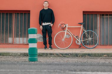 Sokaktaki bisikletli genç adam.