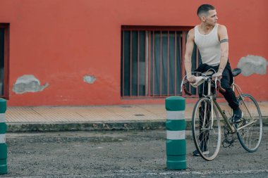 Sokaktaki bisikletli genç adam.