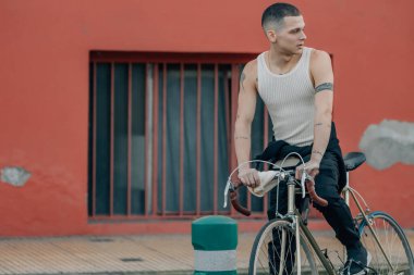 Sokaktaki bisikletli genç adam.