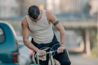 Bisiklet süren şehir genci