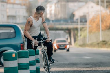 Bisiklet süren şehir genci