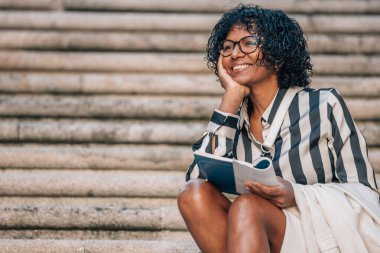 Seyahat eden turist kadın kitap ya da rehber oturuyor.