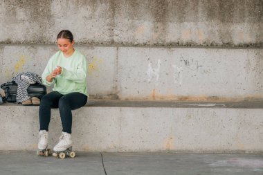 Kaykaycı antrenman için hazırlanıyor.