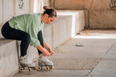 Kaykaycı antrenman için paten giyer.