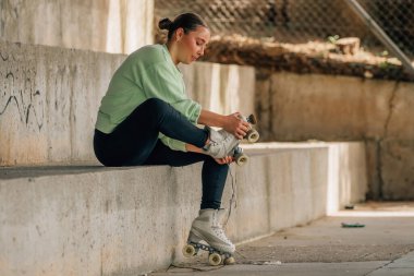 Kaykaycı antrenman için paten giyer.