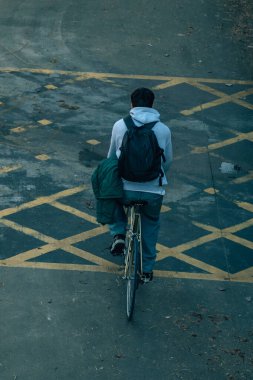 Bisiklet süren genç bir adamın en iyi görüntüsü.