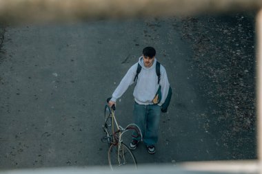 Bisikletli bir gencin manzarası.
