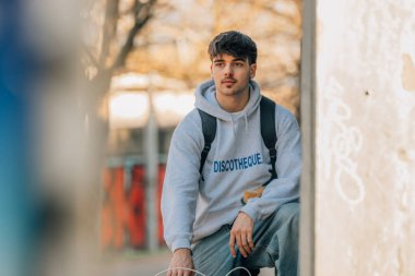 Bisiklet süren genç şehir kıyafeti