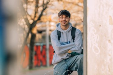 Bisiklet süren genç şehir kıyafeti