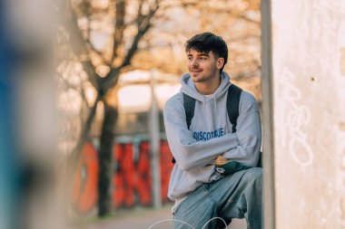 Bisiklet süren genç şehir kıyafeti