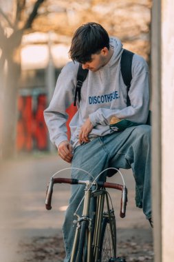 Bisiklet süren genç şehir kıyafeti