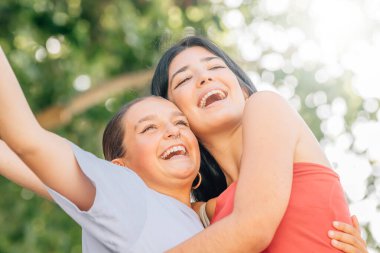 Mutlu arkadaşlar yazın açık havada kahkahalarla gülüyorlar.