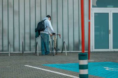 Antika bisikletli genç adamın şehir manzarası