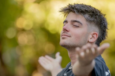 Rahat genç adam dışarıda nefes alıyor.