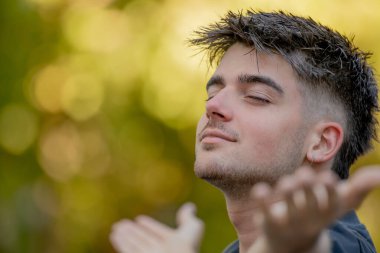 Rahat genç adam dışarıda nefes alıyor.