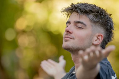 Rahat genç adam dışarıda nefes alıyor.