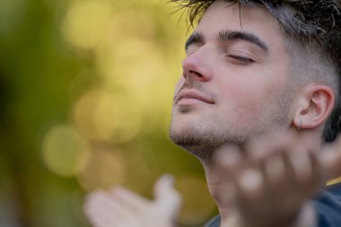 Rahat genç adam dışarıda nefes alıyor.