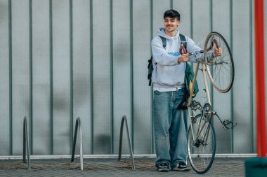 Antika bisikletli genç adamın şehir manzarası