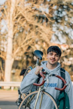 Klasik bisikletli ve genç Amerikan kıyafetli bir öğrenci.