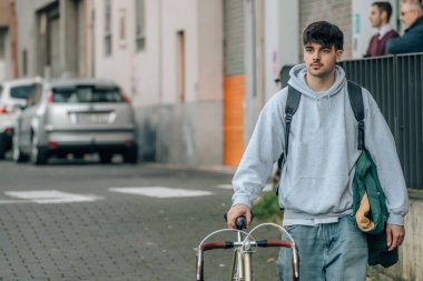 Klasik bisikletli ve genç Amerikan kıyafetli bir öğrenci.