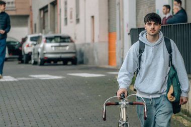 Klasik bisikletli ve genç Amerikan kıyafetli bir öğrenci.