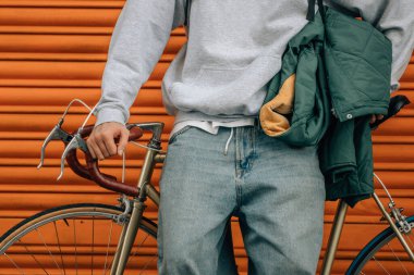 Klasik bisikletli ve genç Amerikan kıyafetli bir öğrenci.