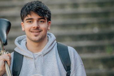 Bisiklet taşıyan öğrenci