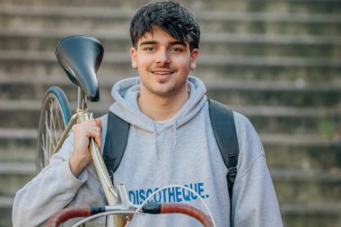 Bisiklet taşıyan öğrenci