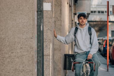 Sokakta klasik bir bisiklete binen öğrenci.