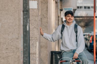 Sokakta klasik bir bisiklete binen öğrenci.