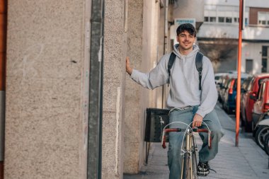 Sokakta klasik bir bisiklete binen öğrenci.